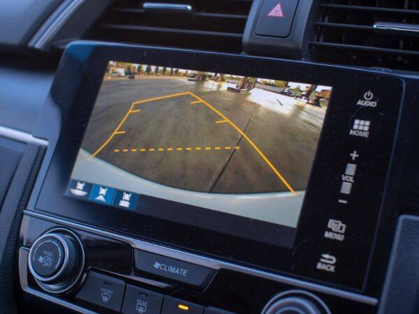 Kamery do samochodu z funkcją parkowania - jak wybrać najlepszą?